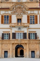 porte, fenetres et façade d'un chateau en Autriche