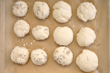 Brötchen roh auf dem Backblech