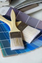 pinceaux sur nuancier bleu