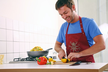 junger mann kocht in der küche