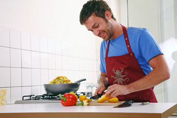 junger mann kocht in der küche