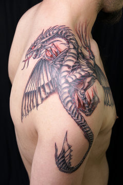 Drachen Tattoo auf Schulter T&auml;towierung