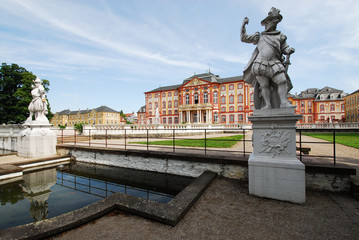 Barockschloss Bruchsal mit Statuen - obrazy, fototapety, plakaty