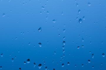 Gouttes d'eau sur une vitre