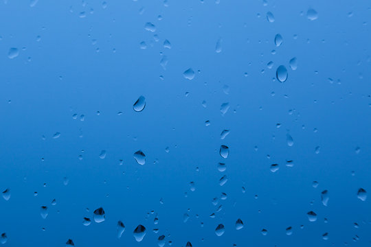 Gouttes d'eau sur une vitre