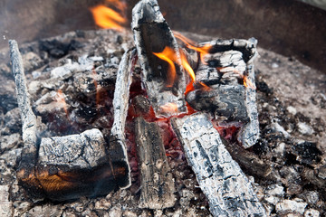 Lagerfeuer mit brennendem Holz