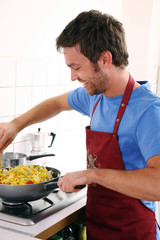 junger mann kocht in der küche
