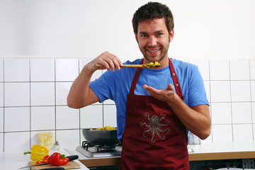 junger mann kocht in der küche
