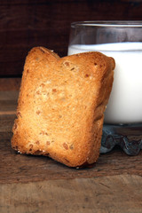 fetta biscottata con latte