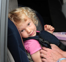 attacher son enfant en voiture