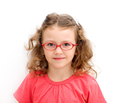 Bambina con occhiali rossi