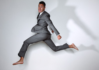 business mann springt