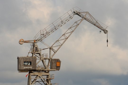 Alter Lastkran im Hafen von Visby