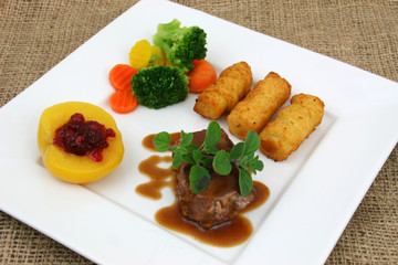 Feines Steak mit Rahmsoße, Kroketten und Gemüse