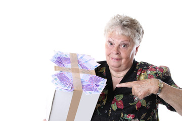 rentnerin mit geldpaket