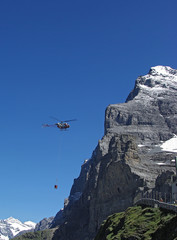 Hubschrauber vor Eiger-Nordwand