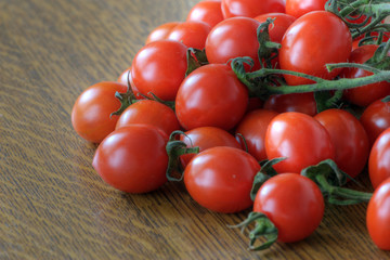 Małe czerwone pomidorki na stole