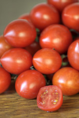 Małe czerwone pomidorki na stole