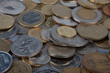 Иностранные монет россыпью, фон