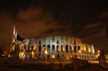 colisé romain de nuit