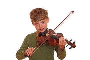 Junge spielt Geige