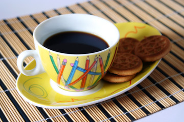 colazione con caffè americano e biscotti
