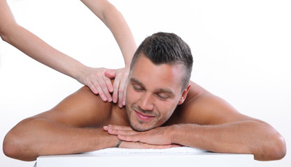 junger mann wellness massage