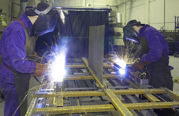 Trabajadores soldando
