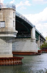 Obraz premium vieux pont traversant une rivière