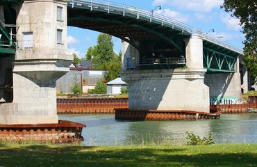 vieux pont traversant une rivi&egrave;re