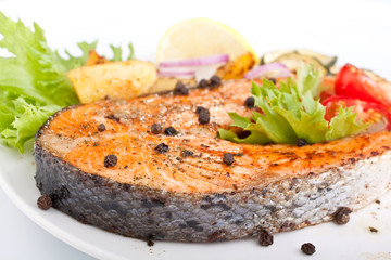 salmon with vegetables and lemon