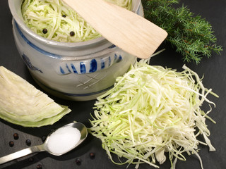 Sauerkraut einlegen im Steinguttopf