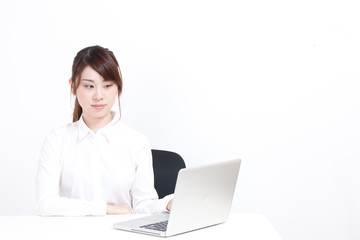 パソコンを使う女性