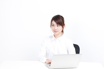 パソコンを使う女性