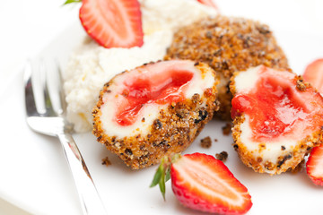 Erdbeerknödel mit Erdbeeren