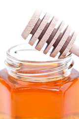 Cuillère à miel et pot de miel