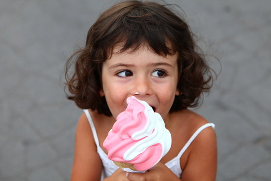 petite fille mangeant sa glace
