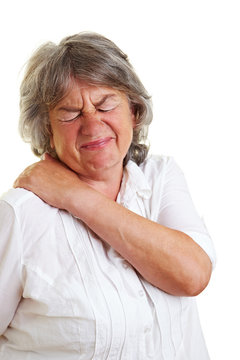 Seniorin mit schmerzendem Rücken