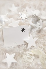 Weiße Weihnachtskarte mit Engel