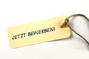 Jetzt Bewerben! - Kartonschild auf weiß isoliert