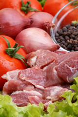 Schweinegulasch auf grünem Salat