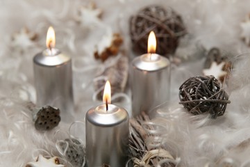 Dritter Advent mit silberfarbenen Kerzen