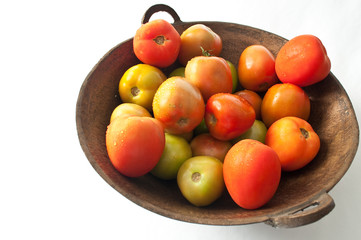Fototapeta na wymiar pomidory w starej puli miedzi