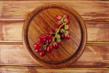 Obraz na płótnie Canvas red grape on wood