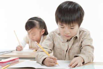 勉強をする子供たち