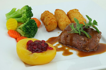Wildschwein-Steak mit Gemüse und Kroketten