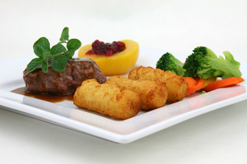 Fleisch mit Gemüse und Kartoffelkroketten