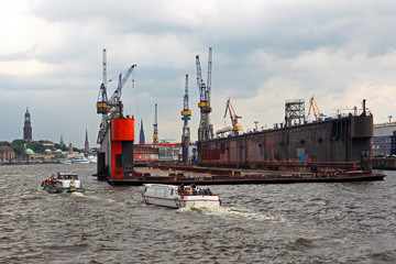 Hamburg Hafenrundfahrt mit Skyline und Schwimmdock