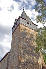 Fototapeta premium Typische Romanische Kirche (12. Jh.) Mühlhausen (Hessen