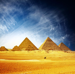 Obraz na płótnie Canvas Piramidy